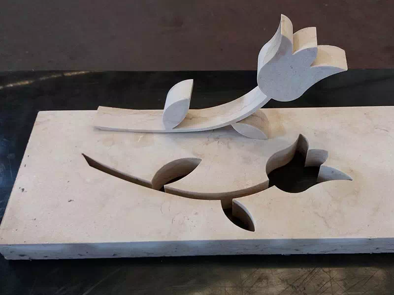 fiore-realizzato-con-taglio-waterjet-su-lastra-in-pietra-naturale