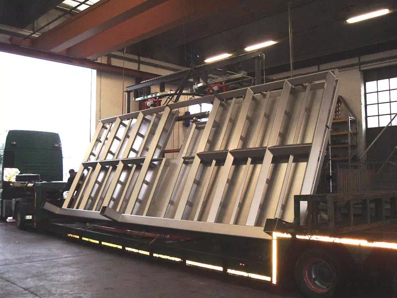 struttura metallica industriale di grandi dimensioni Struttura in metallo sollevata e caricata su camion per il trasporto